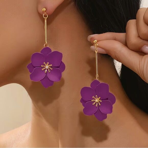 💜 Betsey Johnson New stunning dangle flower earrings 💜 - Picture 3 of 5